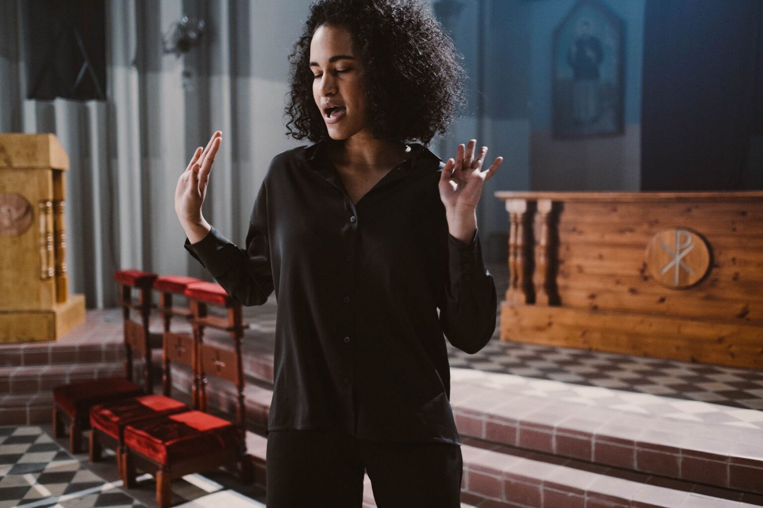 Femme noire chantant avec ferveur dans une église