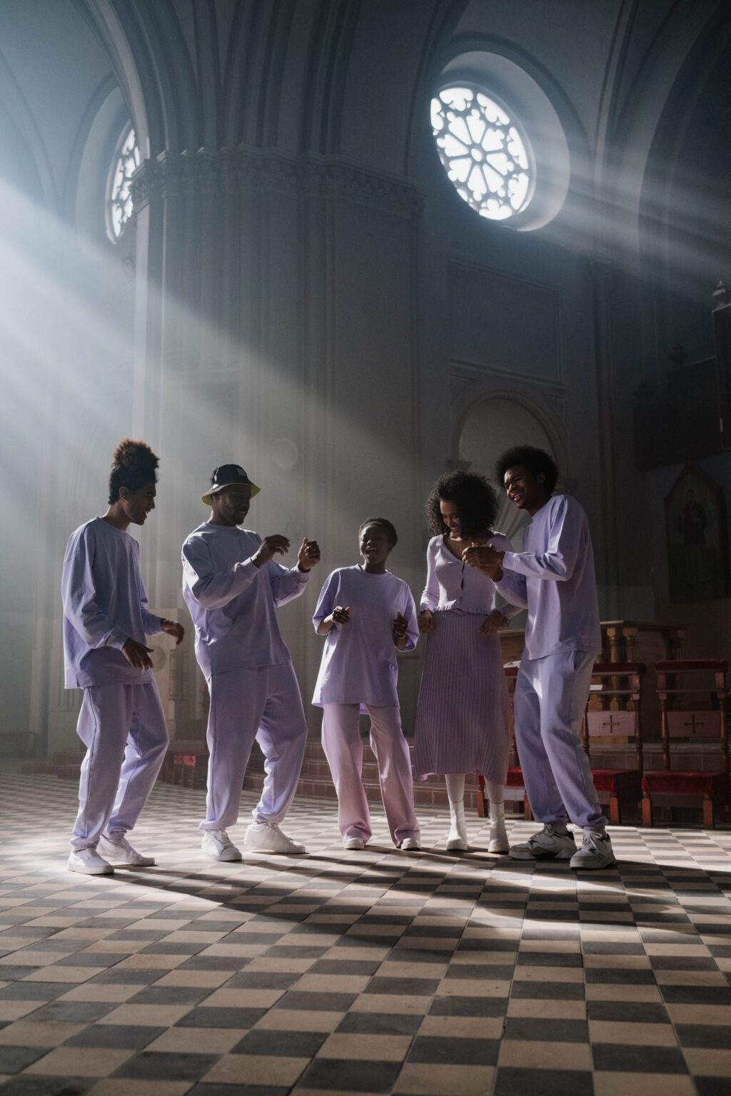 Chorale afro-américaine chantant dans une église ensoleillée