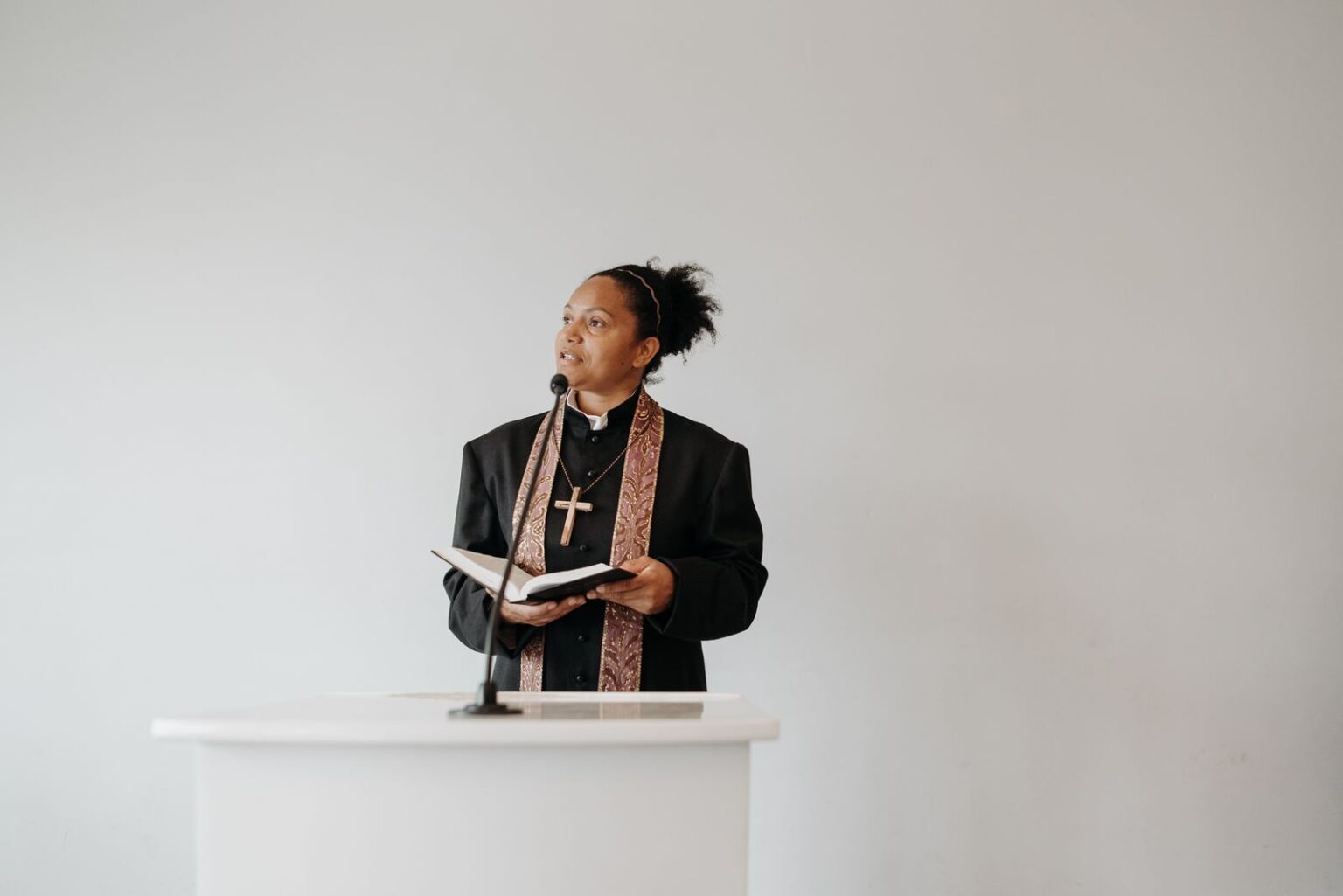 Femme pasteure noire enseignant la Bible à l'ambon